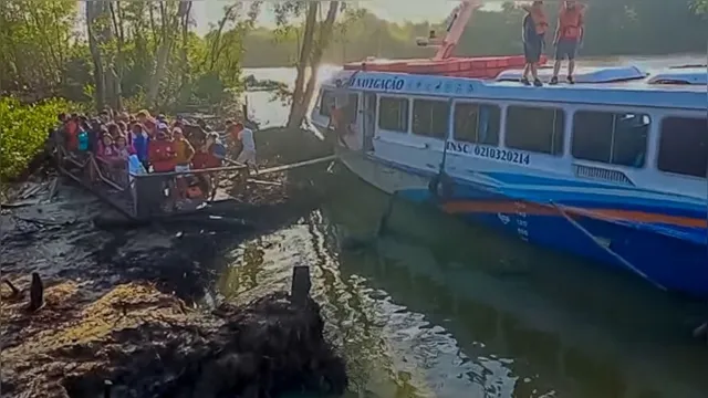 Imagem ilustrativa da notícia Princípio de incêndio em lancha causa pânico em passageiros