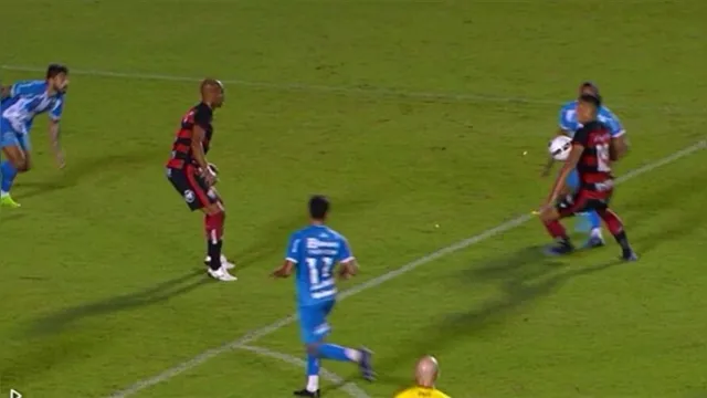 Imagem ilustrativa da notícia Confira vídeos e áudios do VAR com gol do Vitória e expulsão