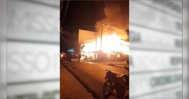 Imagem ilustrativa da notícia Vídeo: incêndio de grande proproção atinge casas em Breves