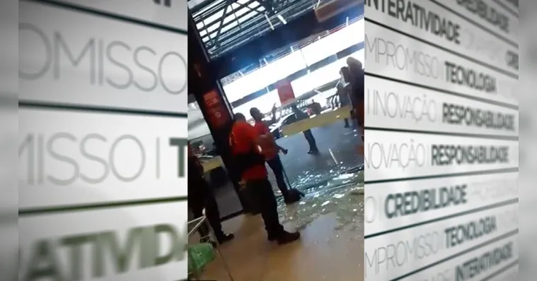 Imagem ilustrativa da notícia Vídeo: carro invade Supermercado Econômico e quebra vidraça
