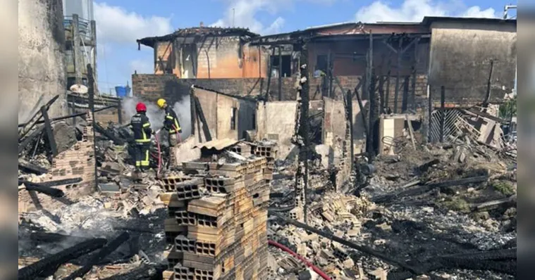Imagem ilustrativa da notícia Corpo de Bombeiros realiza rescaldo após incêndio em Breves
