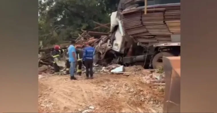Imagem ilustrativa da notícia Idosa morre após ter casa invadida por carreta no Pará