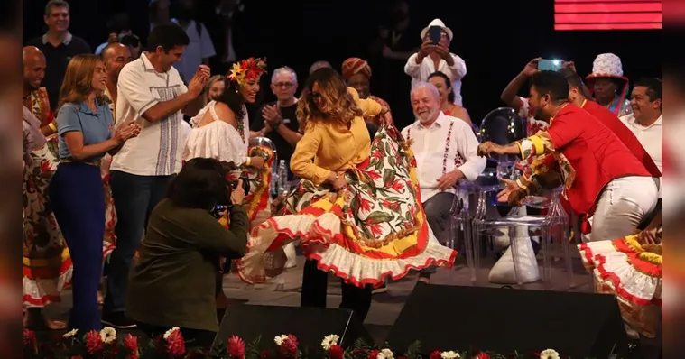 Imagem ilustrativa da notícia Esposa de Lula, Janja dá show de carimbó em Belém. Veja