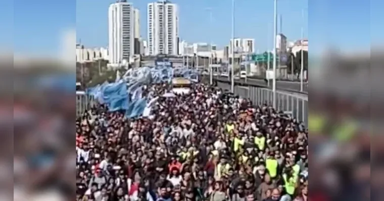 Imagem ilustrativa da notícia Multidão lota ruas da Argentina após ataque contra Cristina 