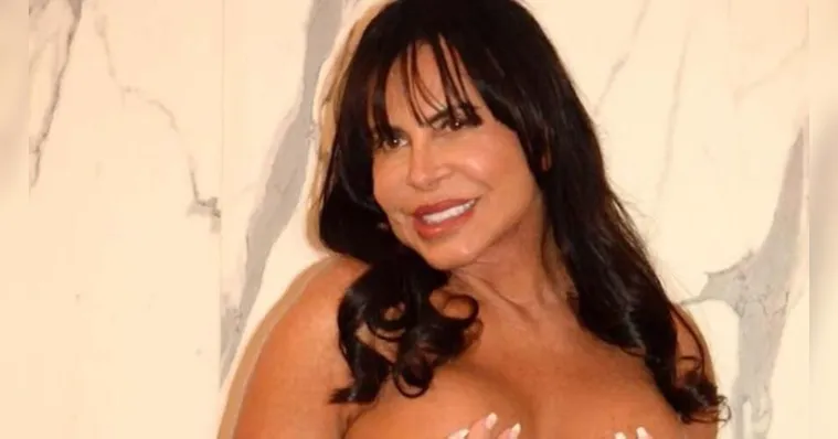 Imagem ilustrativa da notícia Gretchen posa de topless após turbinar próteses de silicone