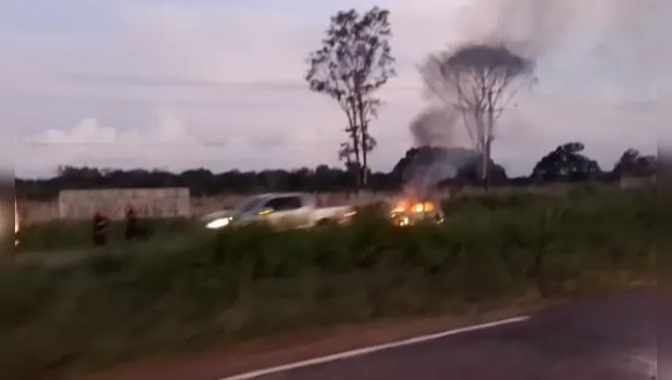 Imagem ilustrativa da notícia Vídeo: carro é totalmente destruído pelo fogo na BR-316