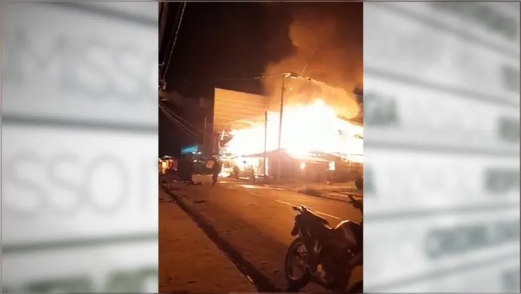 Imagem ilustrativa da notícia Vídeo: incêndio de grande proproção atinge casas em Breves