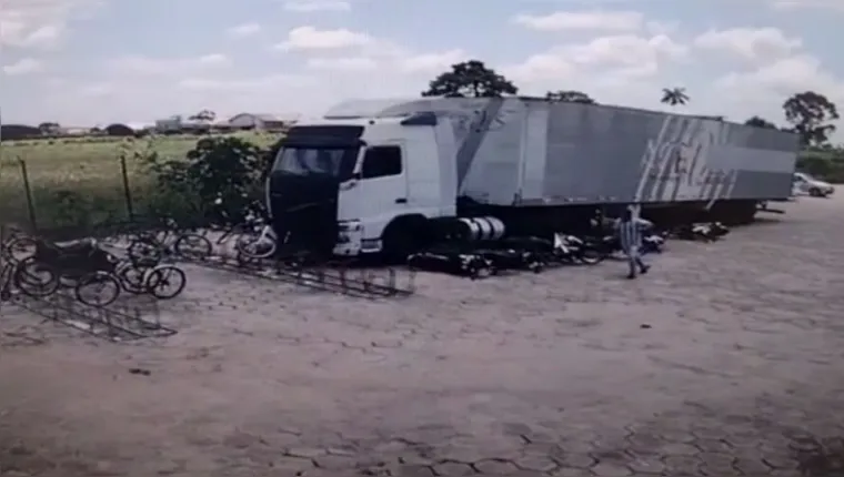 Imagem ilustrativa da notícia Vídeo: carreta desgovernada atinge motos no Pará