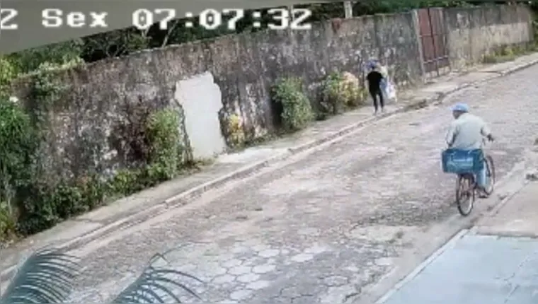 Imagem ilustrativa da notícia Vídeo: Mulher é assaltada em plena luz do dia no Tenoné