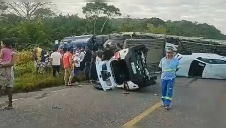 Imagem ilustrativa da notícia Carreta-cegonha tomba e interdita rodovia no Pará