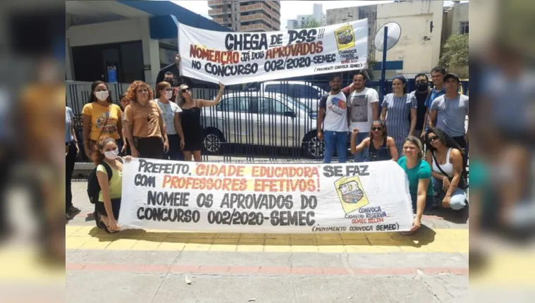 Imagem ilustrativa da notícia Concursados bloqueiam avenida e exigem nomeação na Semec