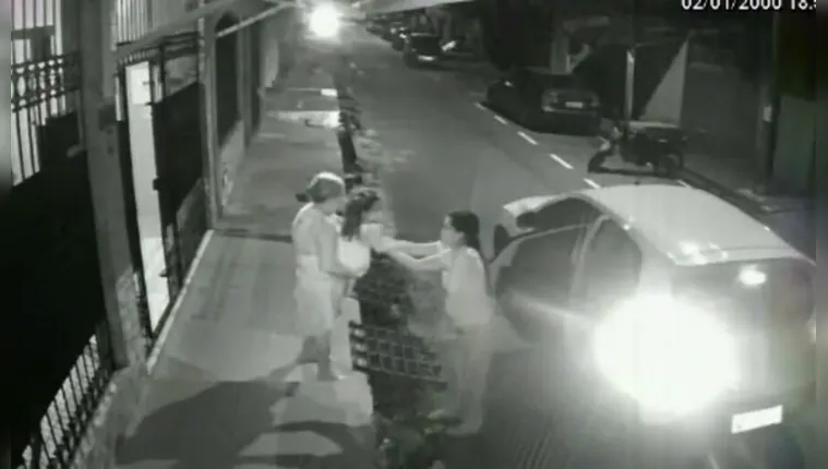Imagem ilustrativa da notícia Vídeo:
motorista de app foge e leva pertences de passageira