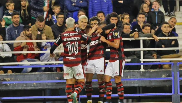 Imagem ilustrativa da notícia Flamengo bate Vélez e põe dois pés na final da Libertadores