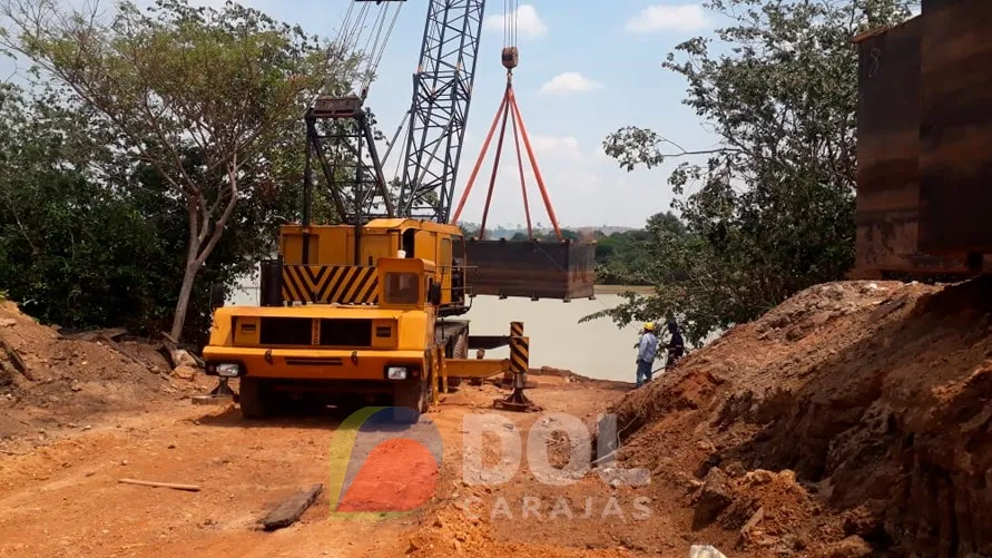 A construção da ponte sobre o rio Fresco avença com as equipes realizando a montagem de armação das vigas pré-moldadas e das estacas da ponte