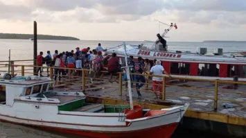 A Lancha Dona Lourdes II naufragou em Belém.