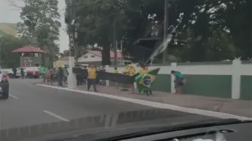 Manifestantes pedem intervenção após resultado das eleições