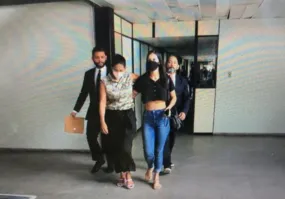 Meire Ferreira Oliveira chegou na delegacia geral por volta de 11h.