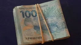 Maço de notas de R$ 100, que teria sido entregue a indígenas Yudjá/Juruna, no Xingu (MT), em tentativa de compra de votos.