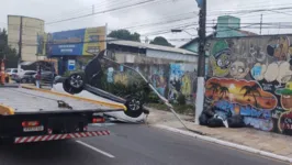 Imagem ilustrativa da notícia Carro capota na Almirante Barroso neste sábado