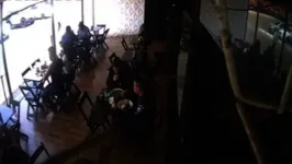A cena foi registrada por câmeras de segurança do restaurante