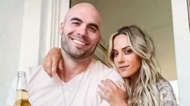 Jana Kramer, atriz de 38 anos, e o jogador de futebol americano Mike Caussin