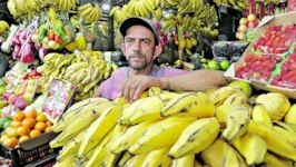 Com reajustes provocados pela alta demanda dos produtos, Maury Santos, que trabalha no Mercado da Pedreira, conta que as frutas que comercializa sofreram reajuste na Ceasa