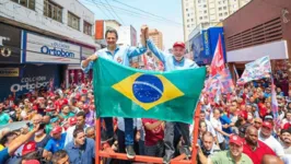 Haddad e Lula durante caminhada nesta sexta-feira (7), em Guarulhos, São Paulo.