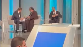 Momento em que Bolsonaro e Padre Kelmon conversam no intervalo do debate presidencial da Globo.
