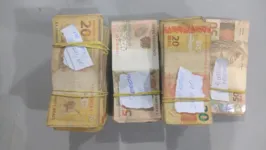 Dinheiro e materiais de campanha foram apreendidos pela PRF.