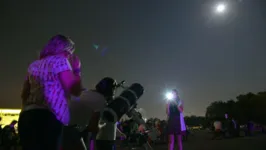 Brasília - O Clube de Astronomia promove um encontro de telescópios na Praça dos Três Poderes, para observar a Superlua e eclipse total lunar (Marcello Casal Jr/Agência Brasil)