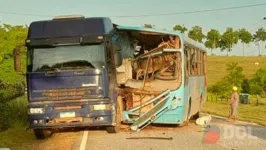O ônibus que levava trabalhadores para apanhar laranja na empresa Citropar acabou colidindo de forma brutal na traseira de uma caçamba