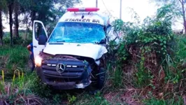 Com o grande choque, o motorista da ambulância perdeu o controle do veículo e saiu da pista em velocidade