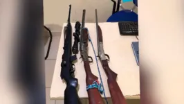 Na casa do suspeito os agentes encontraram três carabinas, sendo duas calibre 22 e uma calibre 28 e uma Luneta