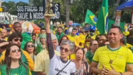 Cássia Kis em meio a manifestantes bolsonaristas no Rio de Janeiro