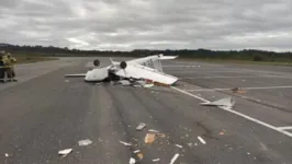 Avião de pequeno porte acabou ficando destruído