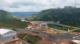 Mineradora se comprometeu a desmobilizar estruturas e construir barreiras para restringir a permanência de trabalhadores nas áreas abaixo das barragens