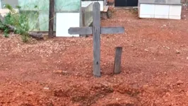 Uma cruz marca o local onde está a sepultura vazia no cemitério de Canaã