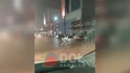Choveu tanto que alagou a BR-230 em frente ao shopping de Marabá