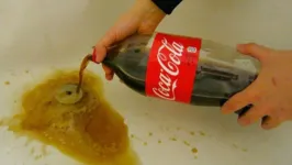 Imagem ilustrativa da notícia Refrigerante de cola desentope pia mesmo? Descubra!