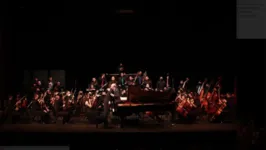 Orquestra Jovem Vale Música Belém em recente apresentação com o premiado pianista russo Dmitry Shishkin, no Theatro da Paz.