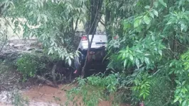 Carro em que a família do bebê estava foi arrastado pela enxurrada