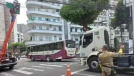 Agentes da Semob na orientação do trânsito para execução de serviço de manutenção após furtos de cabos do semáforo na Gama Abreu com a Presidente Vargas