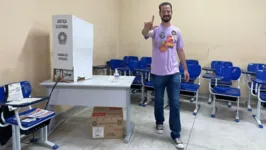 Adolfo Oliveira (PSOL) votou em um colégio na Marambaia, em Belém.