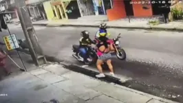 Vítimas trafegavam tranquilamente pela rua quando foram abordadas pelos bandidos