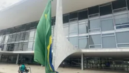 Bandeira do Brasil na fachada do Palácio do Planalto, em Brasília