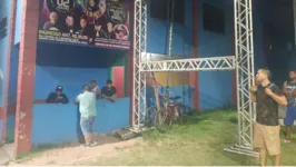 Eletricista instalava iluminação para festa