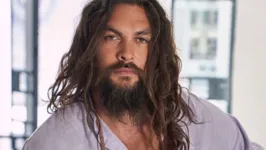 Imagem ilustrativa da notícia Aquaman: Jason Mamoa pesca de bumbum de fora