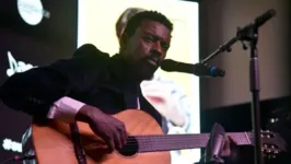 O cantor Seu Jorge, de 52 anos, sofreu ataques racistas durante um show.