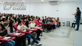 Professor Anderson Marques de Química explicando e tirando dúvidas dos estudantes