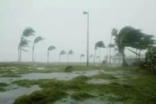 Furacão Fiona se aproxima de Porto Rico com ventos fortes e chuva.